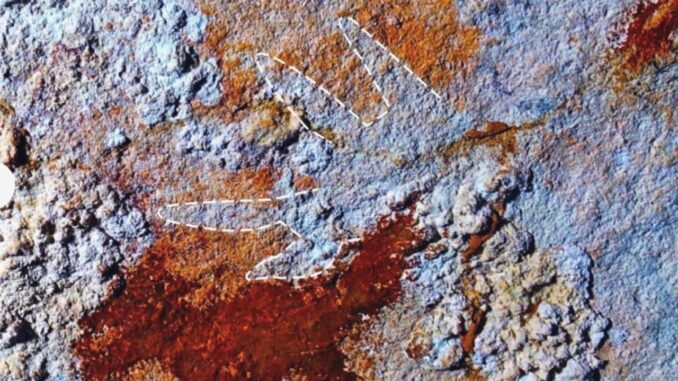 'Red-Clawed Hand': The Oldest Cave Painting in History - RaillyNews