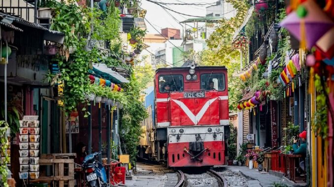 Hanoi Train Street: Security or Tourism? - RaillyNews
