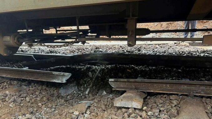 Rockfall on Vietnam Railway Line - RaillyNews