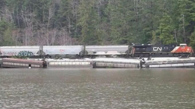 Train Derails in Canada - RaillyNews