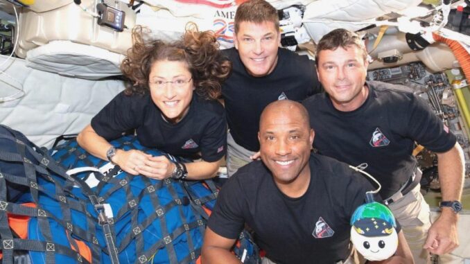 Reentry of Ay's Spacecraft Approaching Earth - RaillyNews
