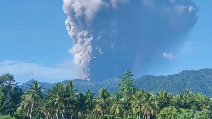 Dukono Volcano Eruption Kills 3 Climbers in Indonesia - RaillyNews