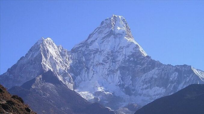 Mount Everest Climber Sets World Record - RaillyNews