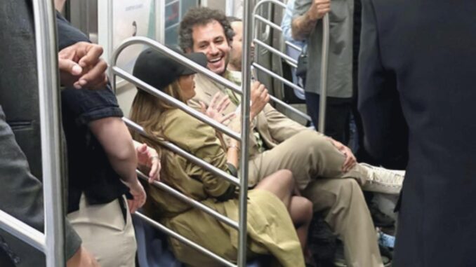 Jennifer Lopez Surprises Subway Passengers in New York - RaillyNews